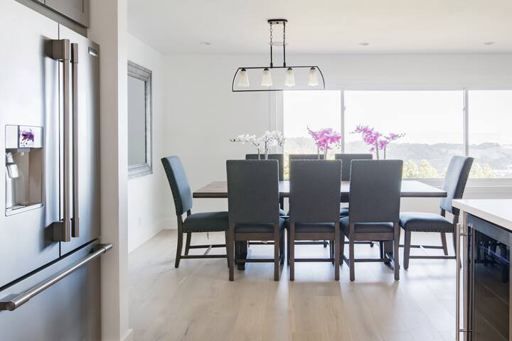 Hilltop Retreat with Panoramic Cityscape Vistas gallery image 5