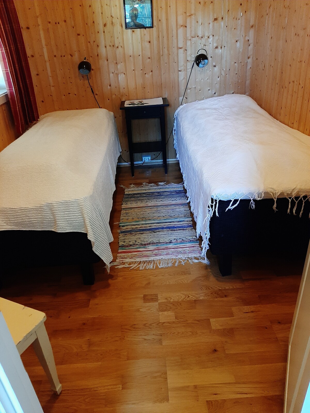 2 единечни кревета со душек во рамка.  Завршено.