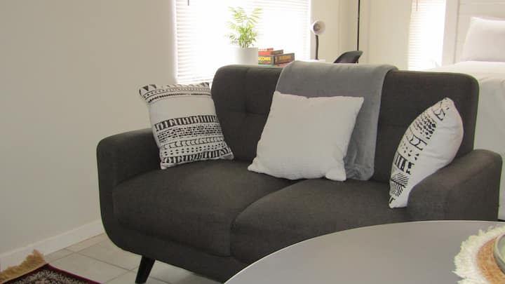 Charms And Bows Studio Apartment -Near Ort Airport - Boksburg