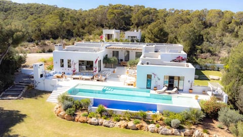 Chic Villa Monte | infinity pool & walk to beach