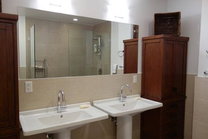 HUGE LUXURY 2BD/2B, 7mn TO TIME SQR gallery image 4