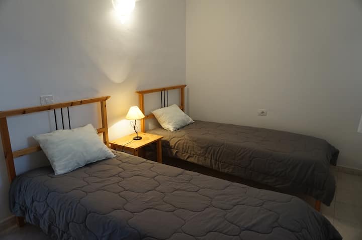 Esta es la habitación con 2 camas individuales. Renovado en noviembre de 2018, es conveniente alojar a niños y adolescentes acompañados de padres.