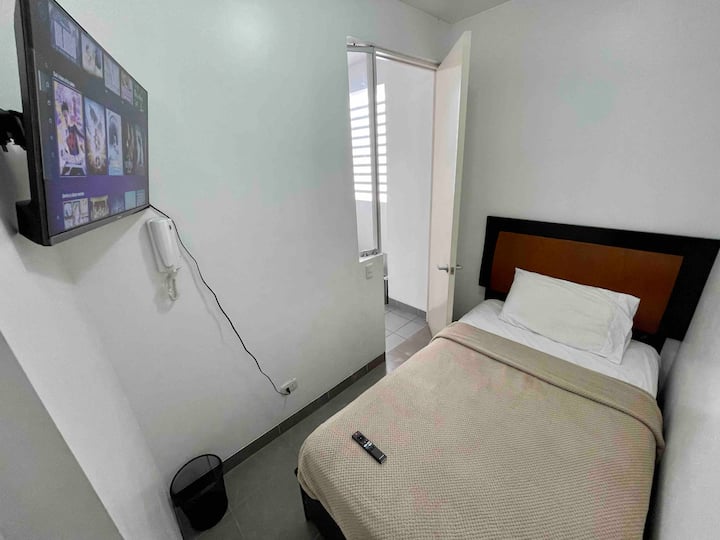 Treća jednokrevetna soba: 
novi Smart TV 2023 s najpopularnijim platformama za streaming: kao što su YouTube, Netflix, Amazon Prime Video, Disney+, HBO Max, Star+ itd.

Dodijeljeno jednoj osobi
Privatni i udobni španjolski tuš
u kadi

