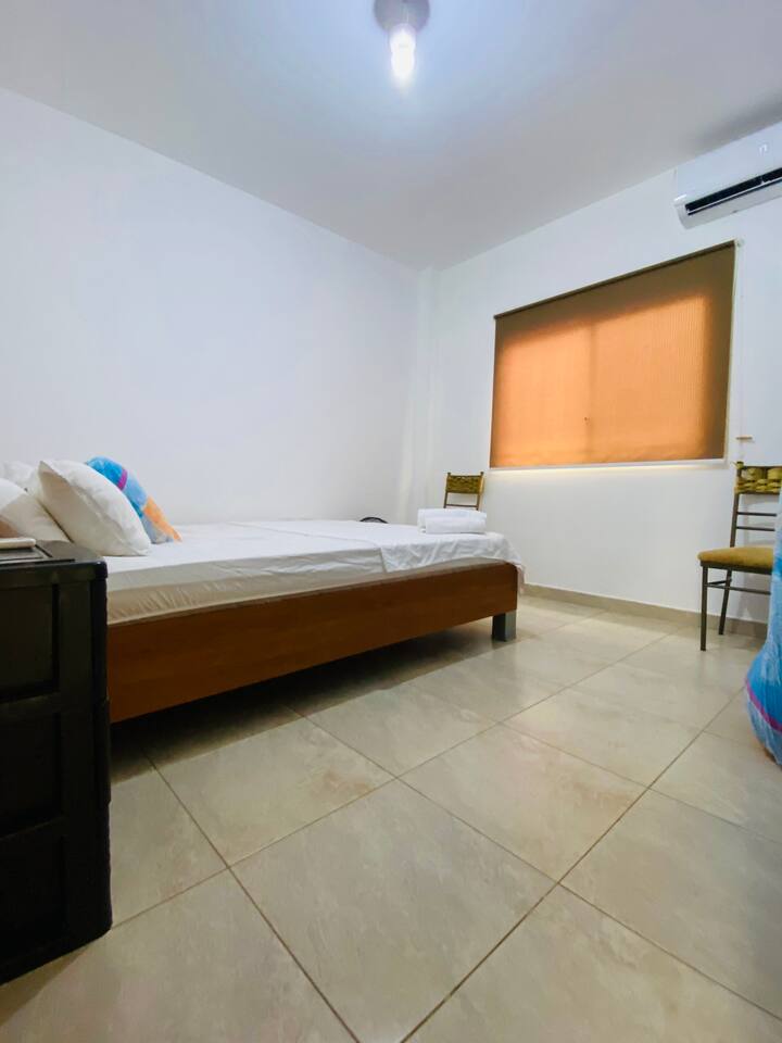 Chumba cha kulala 2 Kitanda cha upana wa futi 2.5, godoro lenye sehemu 2

za kupumzikia A/A mgawanyiko, sanduku la droo