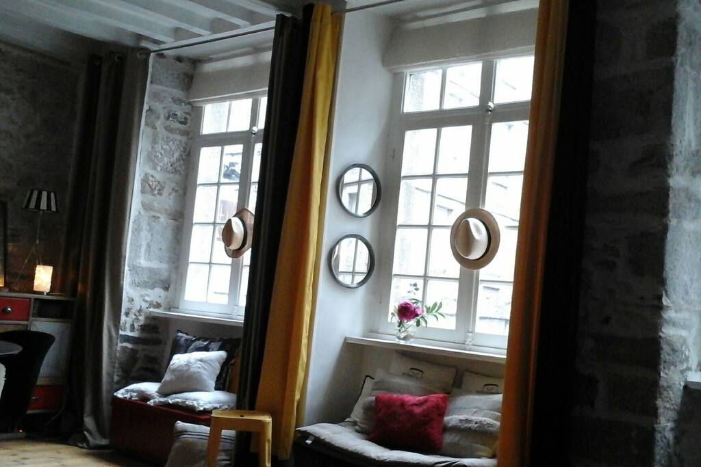 Grande pièce de vie poutres,pierres et parquet