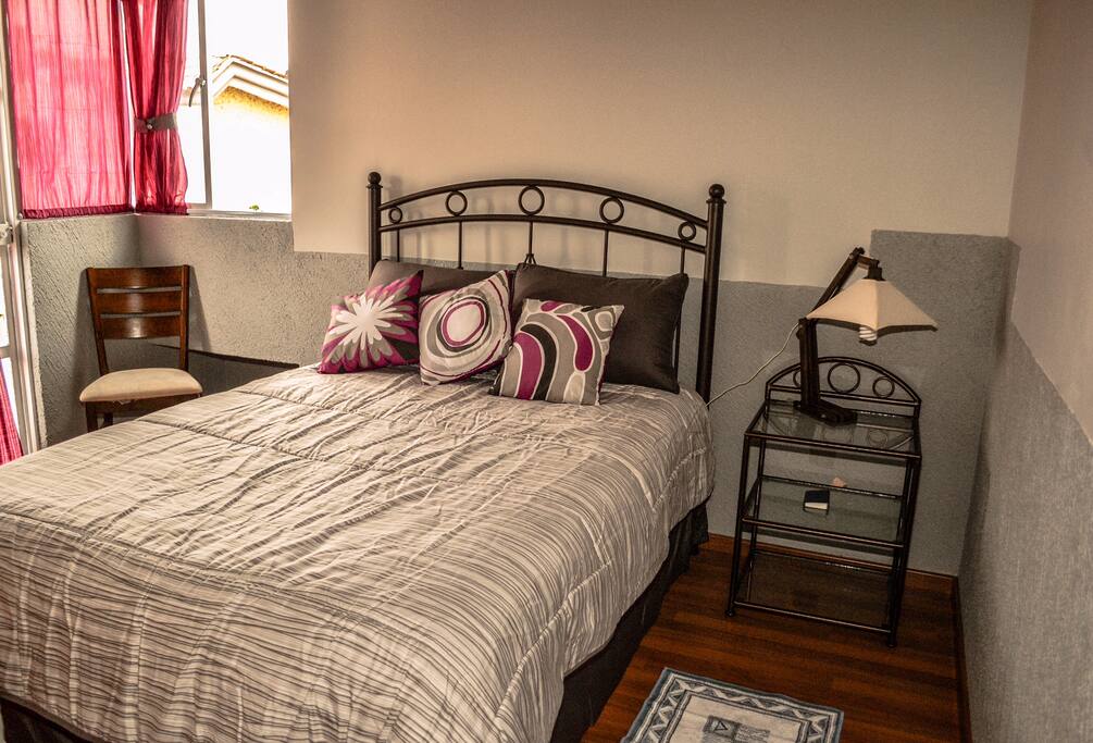 Cuarto 1- Principal con cama matrimonial y balcón