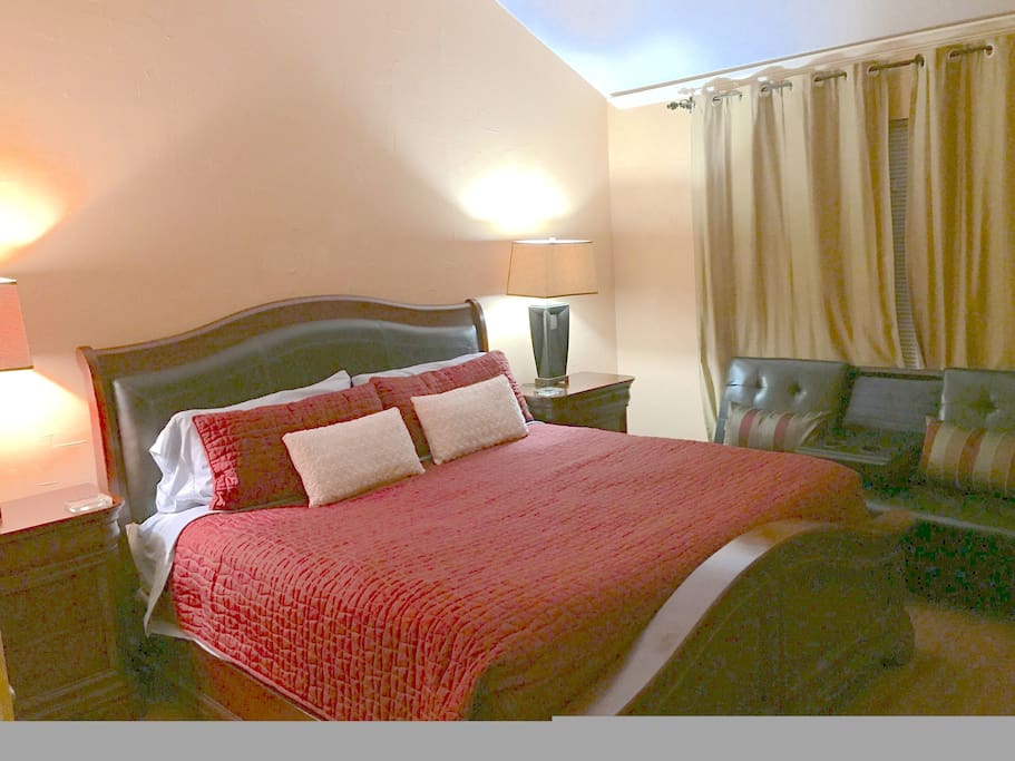 Master Bedroom has a Kingsize bed and Futon