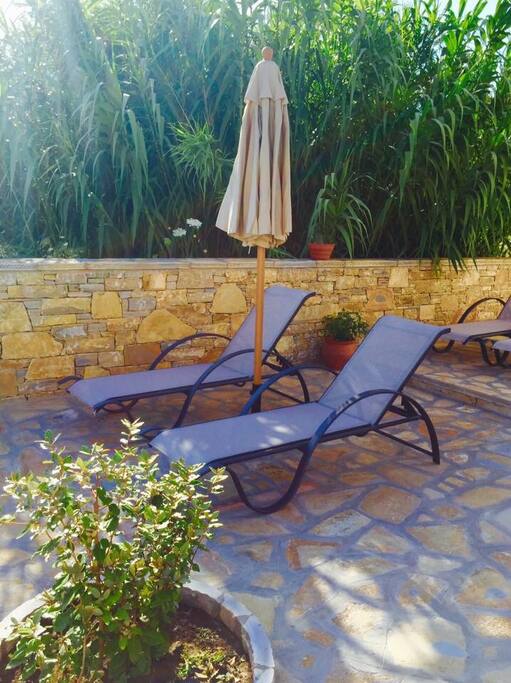 In front of the apartments there are a few sunbeds and parasols.