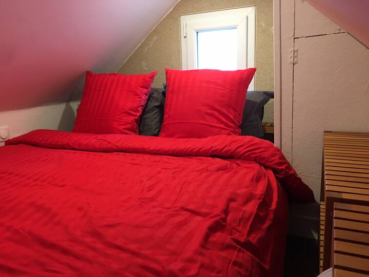 יש סדינים וכיסויים. 