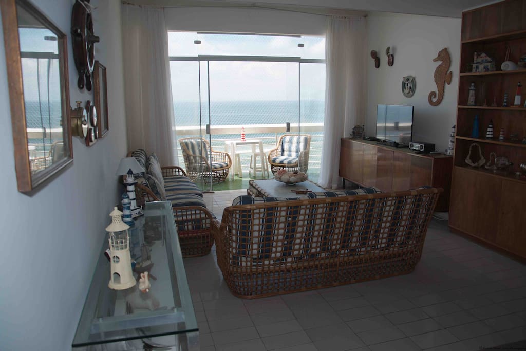 Sala de estar com vista para o mar