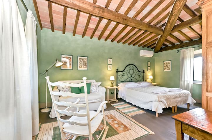 ห้องเตียงคู่พร้อมเตียงโซฟาเสริม 