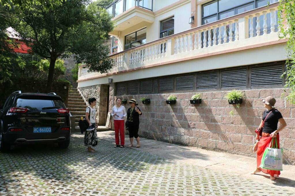 小型免费停车场,可停6辆小车