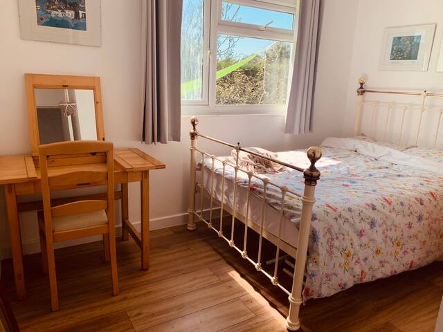 Hidden gem: Light & airy seaside retreat.