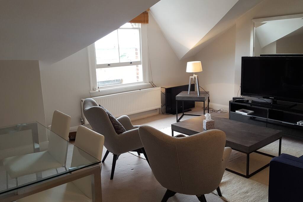 Spacious living room 2/2