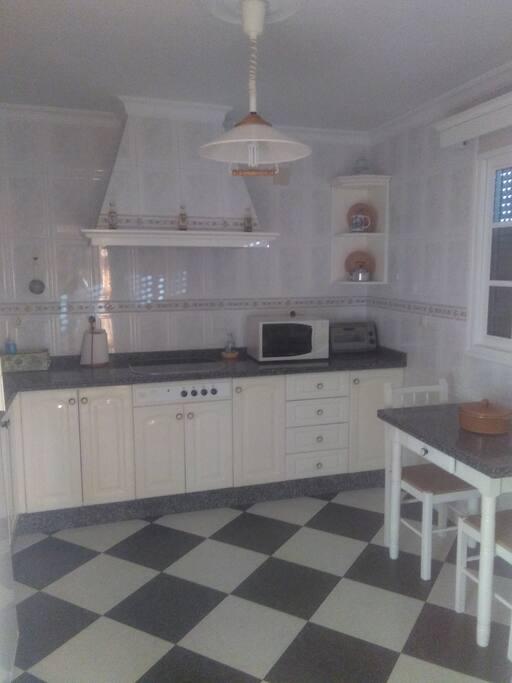 Cocina con mesa comedor