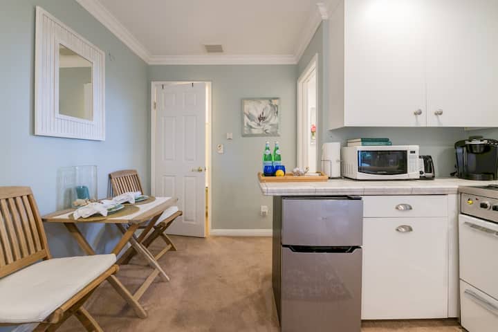 Kitchenette with table for two!