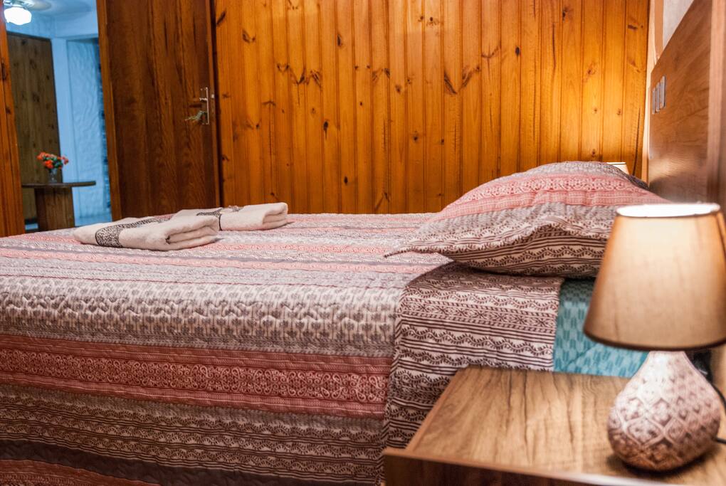 Dormitorio principal con baño en Suite.