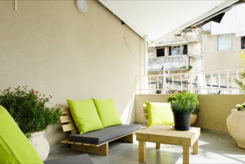 Shared balcony in 1st floor for the guests with outdoor furniture, place that you as guest set relax and meet new people all over the world.