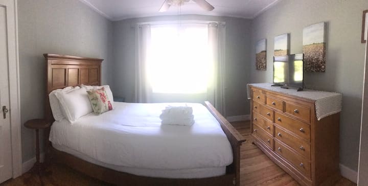 Kitanda aina ya Queen, mwanga mwingi, nafasi ya kutosha kwa ajili ya vitu vyako vyote! 