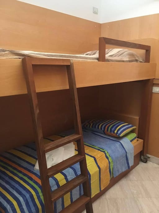 camera da letto con letto a castello