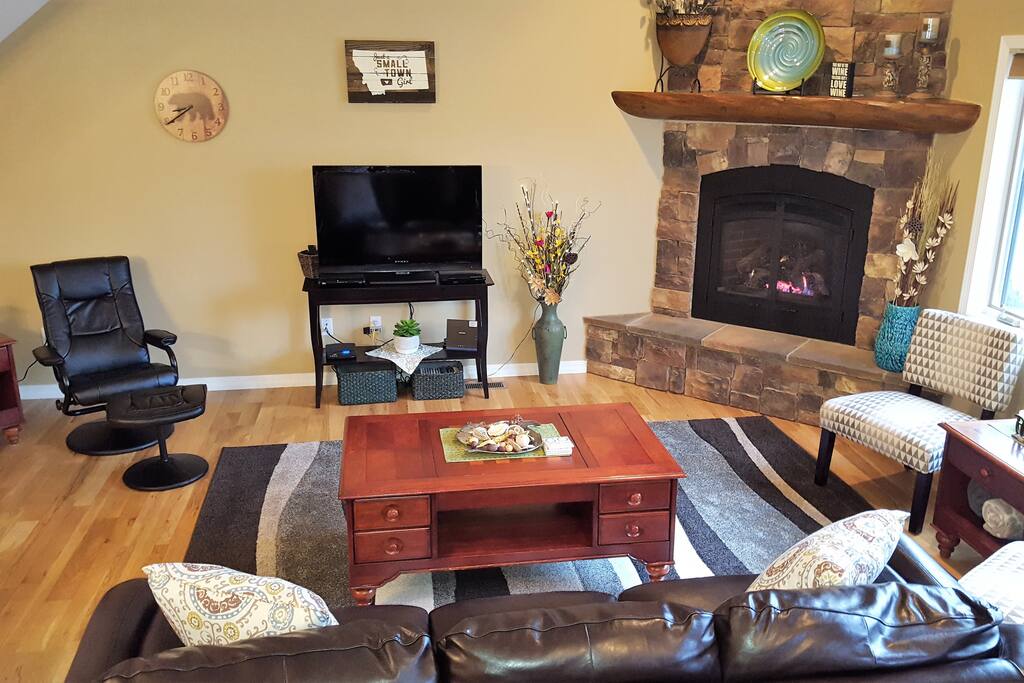 Spacious Living room with a cozy Fireplace, Cable TV (HBO, Showtime & Cinemax)
