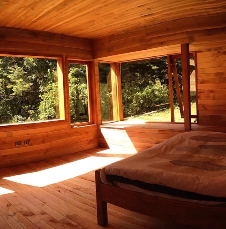 Spálňa 1 s manželskou posteľou a samostatným lôžkom. Viac balkóna. Opatrenia 4x4,5 m.