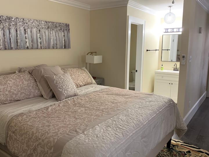 Veľká primárna spálňa vybavená dvoma umývadlami, aby ste sa pripravili na špeciálne podujatie alebo noc v meste