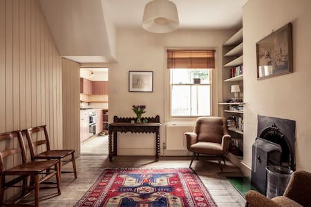 A tranquil comfortable single bedroom
