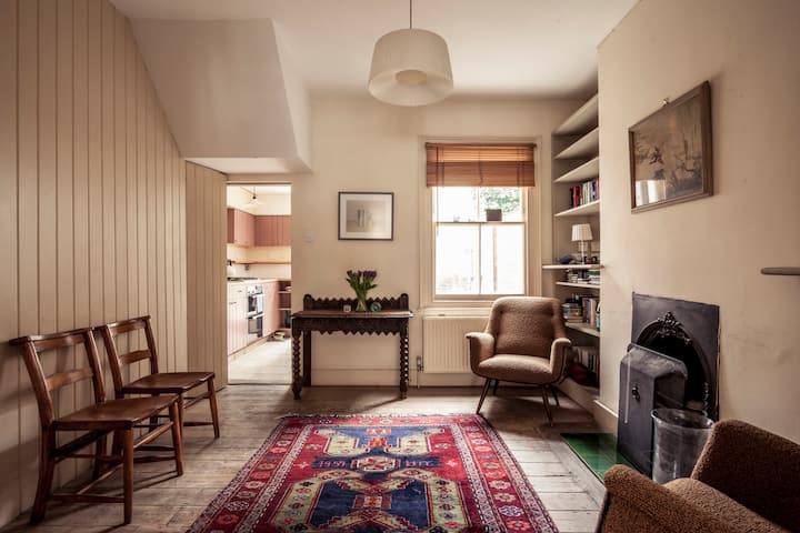 Tranquil comfortable single bedroom/females only