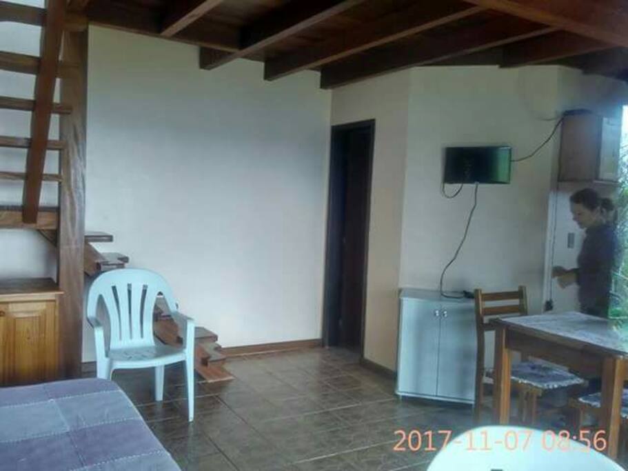 Sala e cozinha conjugados.