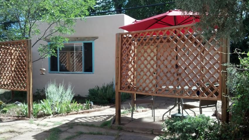 Cozy cottage in central Santa Fe