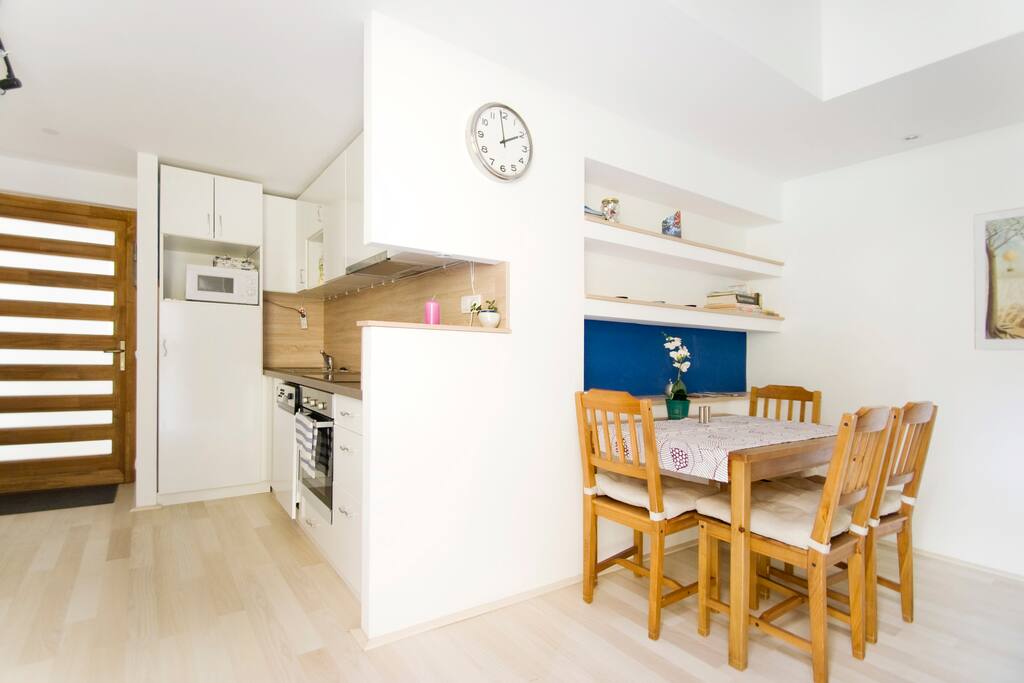 Entyhall, kitchen, dining area