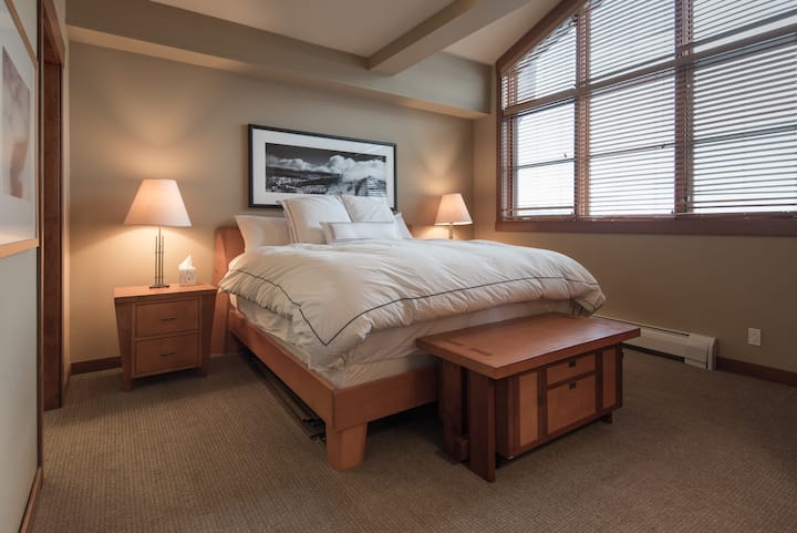 Основната спалня е просторна и просторна.  Чисти и удобни с луксозни памучни чаршафи на леглото California King. 