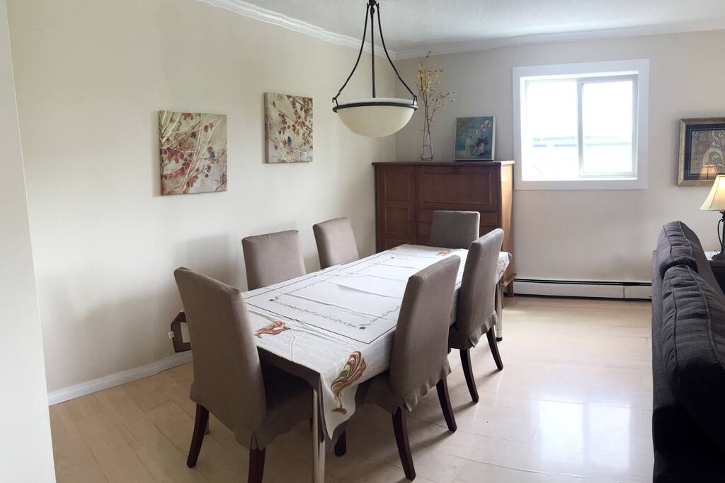 Large dining room - perfect for dinner parties