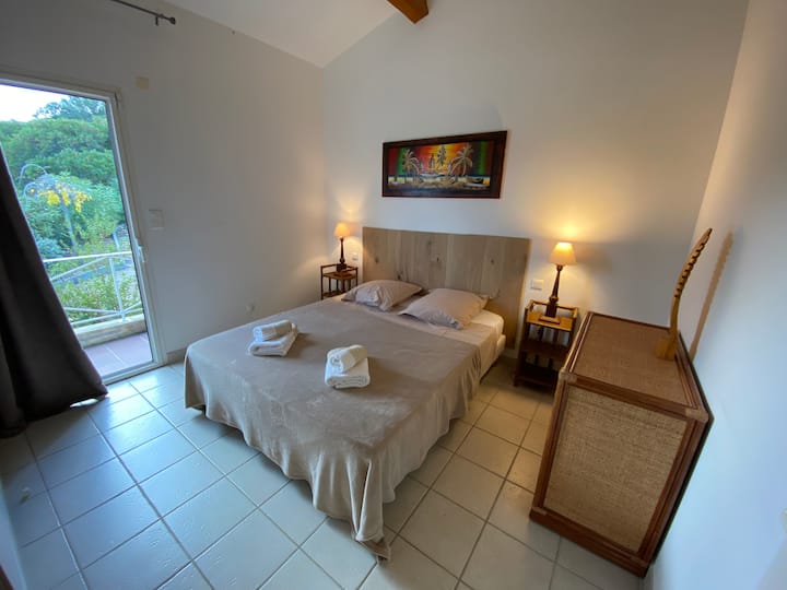 Habitación doble con aire acondicionado y cama de 160 x 200 con vestidor y vistas al maquis. 