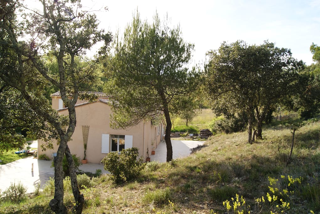 Au bas d'un colline avec de grandes terrasses