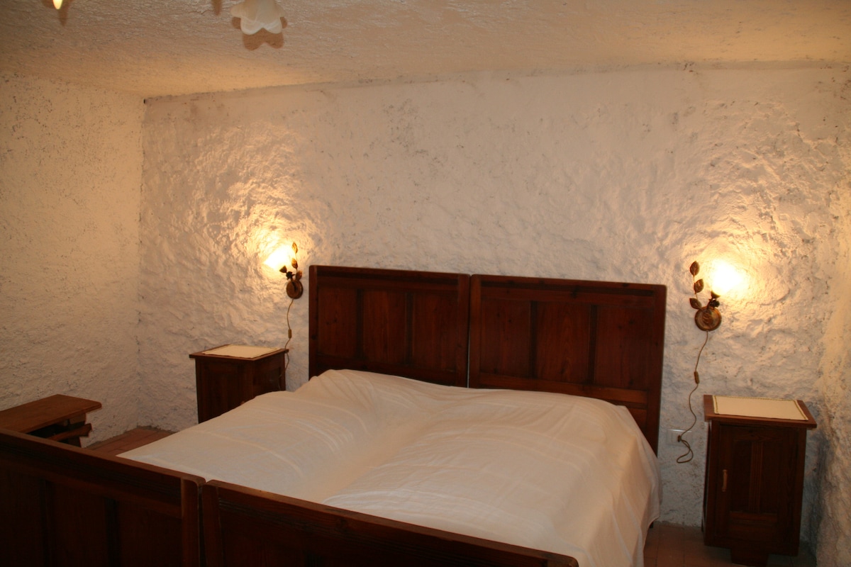 Брачен кревет (широк 125 - 149 см) на призем 