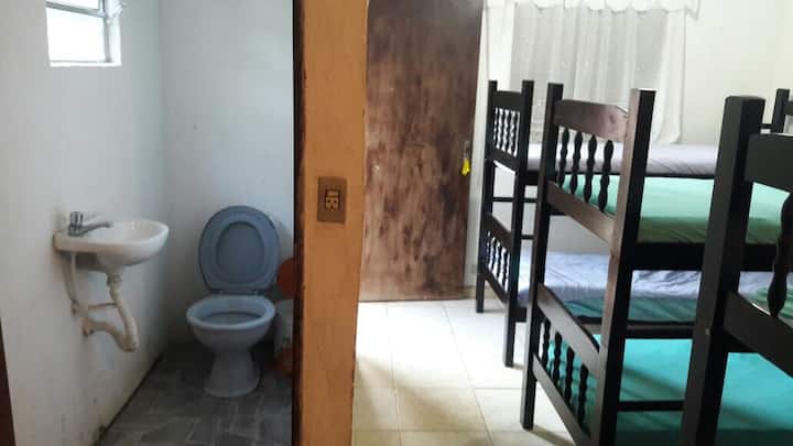 Ზედა სართული, 7 ორსართულიანი საწოლი და 1 სააბაზანო