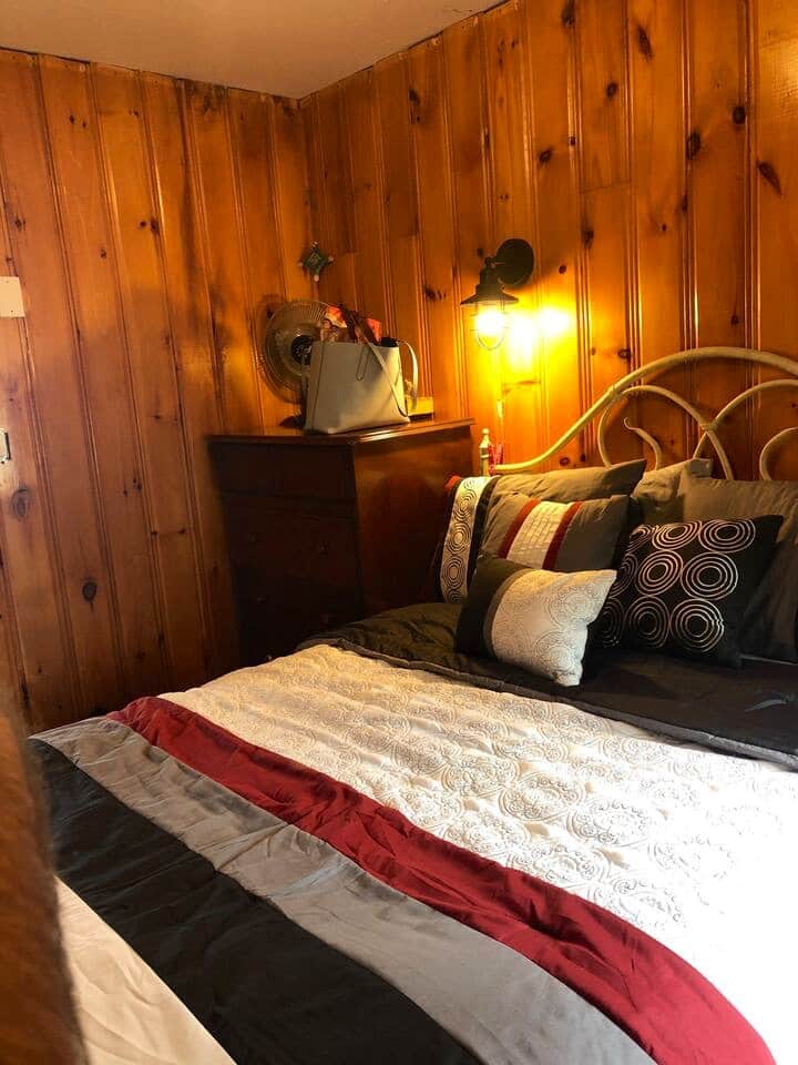 חדר שינה 1 עם מיטת קווין סייז