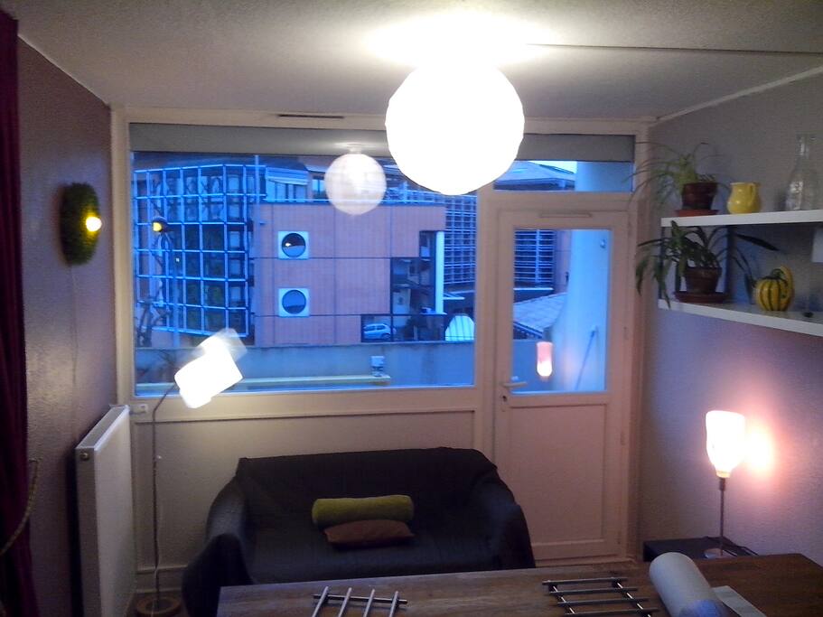 Coin salon avec accès au balcon.