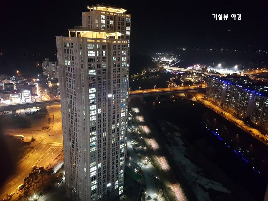 거실에서 바라보는 야경