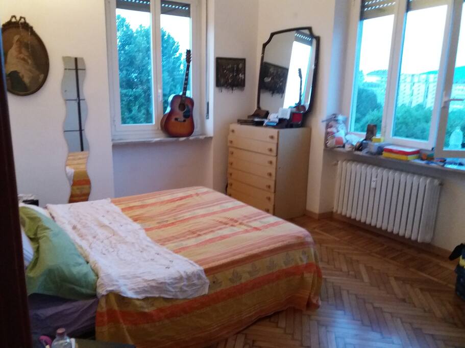Camera da letto matrimoniale con ampio sguardo dal 6 piano.