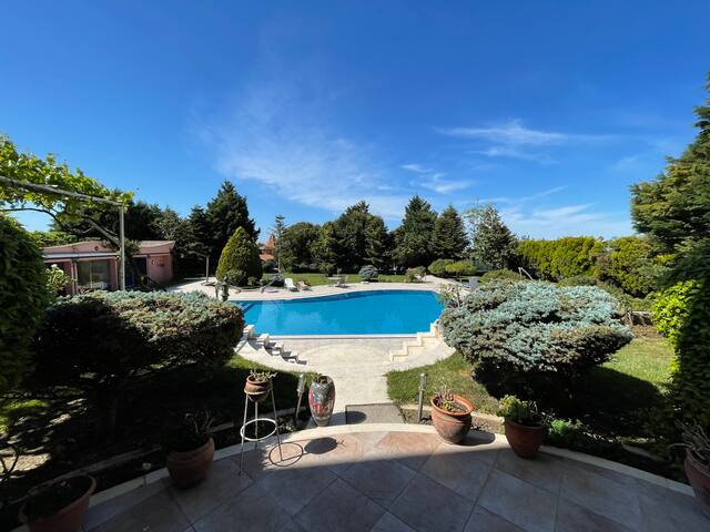 Silivri Gazitepe’de 3 katlı, havuzlu lüks villa gallery image 2