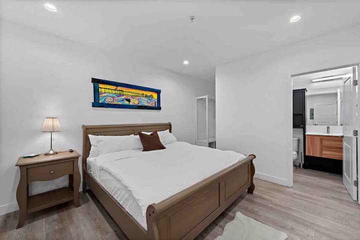 חדר שינה 2, עם מיטת קינג - סייז נוחה, חדר רחצה מלא (אמבטיה ומקלחת) וטלוויזיה חכמה 42אינץ '.