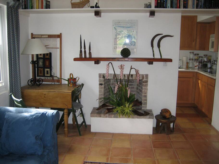 Sitting room with dining table