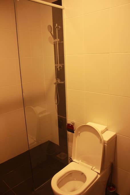 Master bedroom ensuite bathroom