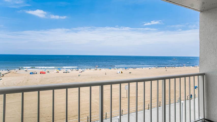 Beach Quarters Resort- Oceanfront studio