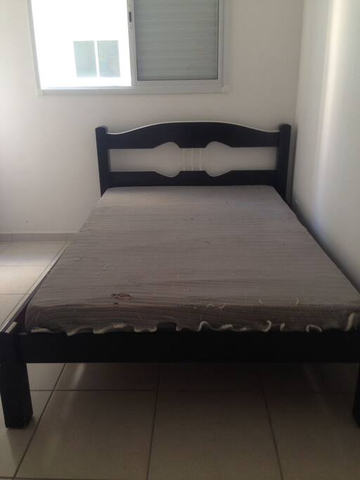 1 quarto com cama de casal