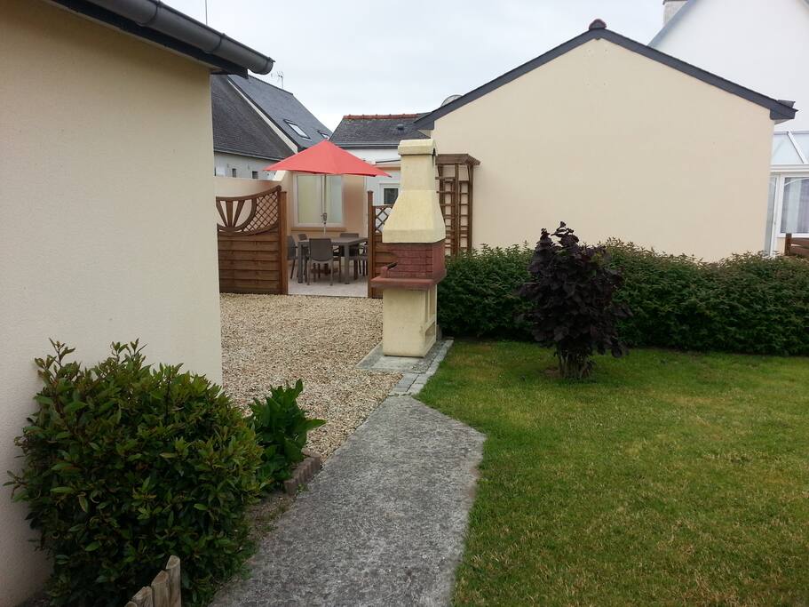 Coin du jardin et terrasse au fond