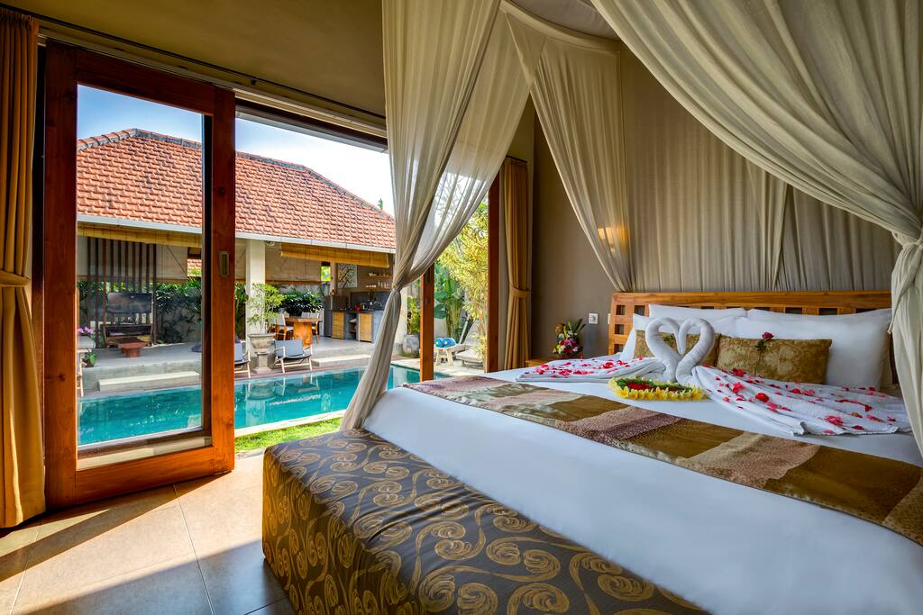 Kingsize-bedroom with views